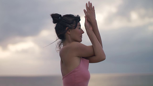 在海滩上做瑜伽的女人视频下载