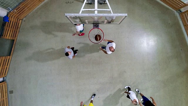 朋友打篮球视频素材