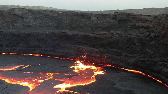 埃塞俄比亚Erta Ale火山冒泡熔岩湖视频素材