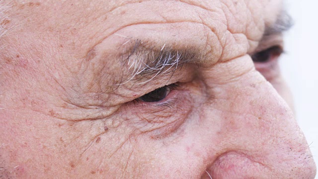 近距离特写沉思的老人的眼睛视频素材