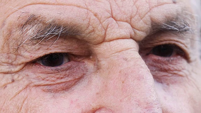 沉思的眼睛:老人肖像，思想，孤独，悲伤，老人的眼睛视频素材