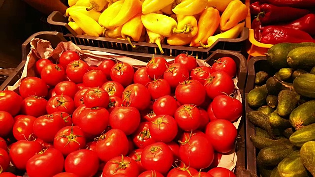 市场小贩正在摆放新鲜番茄视频下载