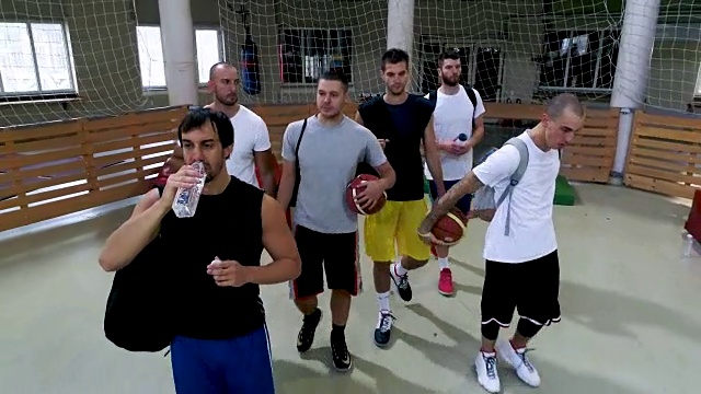 朋友打篮球视频素材