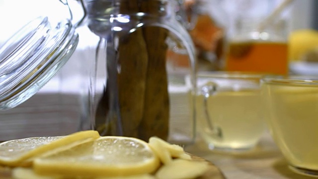 烹饪姜和柠檬饮料视频素材