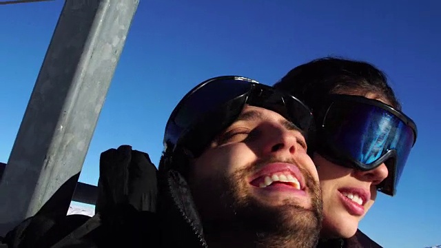 愉快的年轻滑雪者夫妇在雪中自拍视频素材