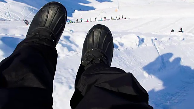 在雪地上滑视频下载