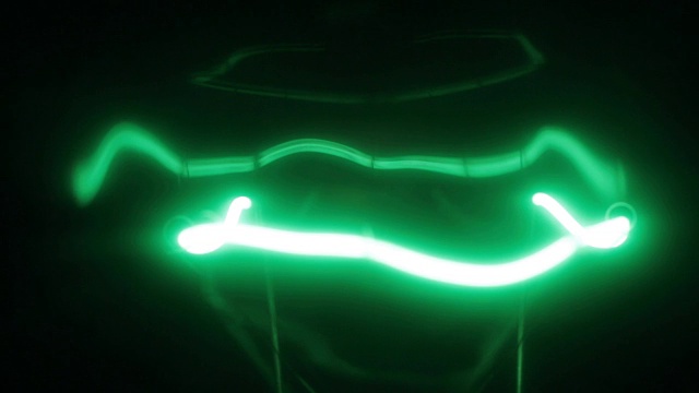 美丽的反射和眩光的绿色螺旋白炽灯视频下载