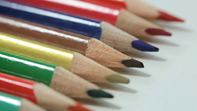 白桌子上的彩色铅笔视频下载