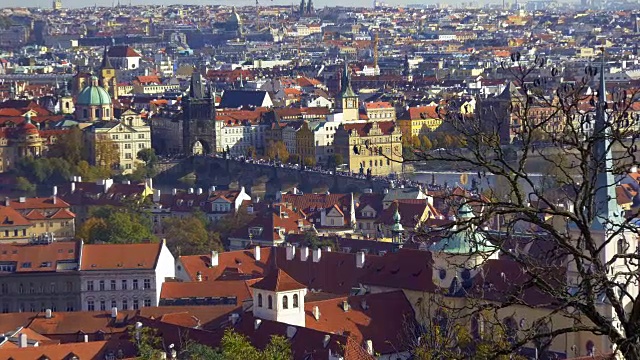 布拉格市景与查尔斯桥视频素材