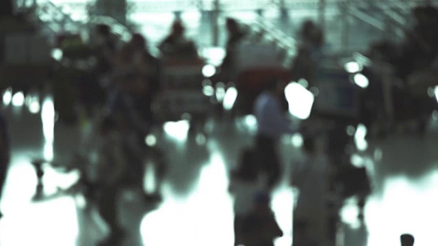 模糊运动的旅客剪影在机场航站楼。视频素材