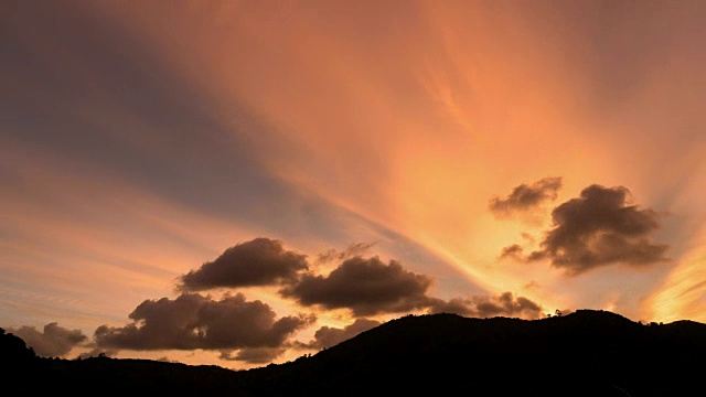 4K时间的戏剧性色彩的天空和云移动过山在普吉岛泰国视频素材