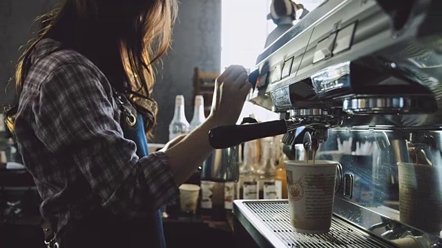 巴西塔为咖啡蒸牛奶视频素材