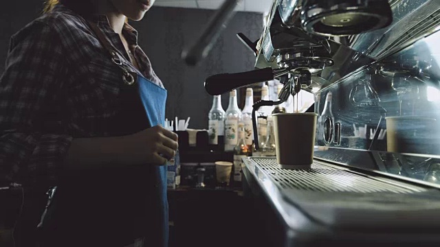 女咖啡师制作浓缩咖啡视频素材