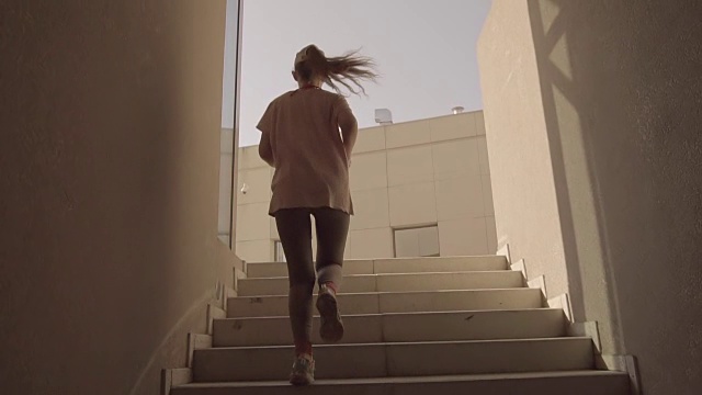 运动女孩跑上楼梯视频素材