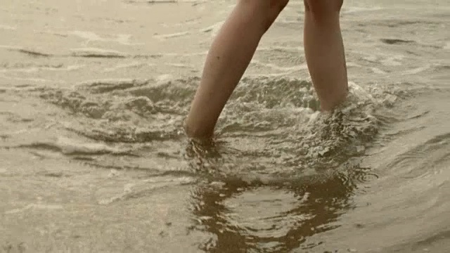 年轻女人的脚已经下海了视频素材