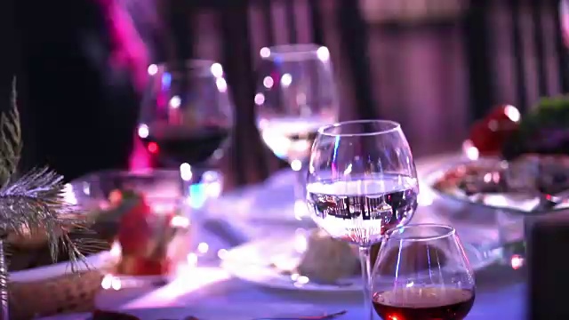 在自助餐桌上，在餐厅或酒店大堂的自助餐桌上，配有香槟和水果的玻璃杯，镜头沿着，景深浅，在餐厅大堂欢迎客人视频素材