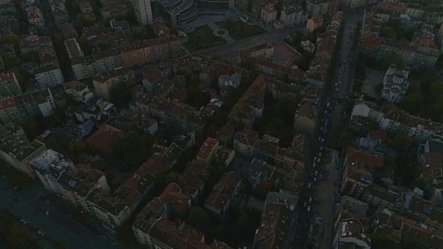 惊人的电影揭示无人机在日落时拍摄的大城市视频下载