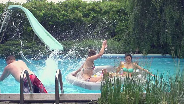 青少年跳水池派对户外夏季烧烤视频素材