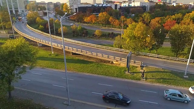 超慢镜头120fps无人机拍摄城市交通视频下载
