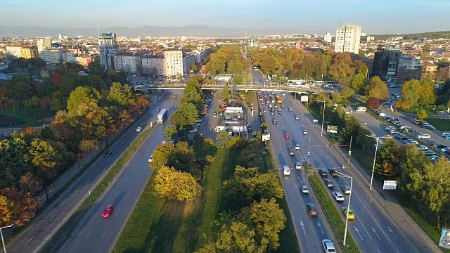 120帧每秒的静态超慢动作无人机拍摄大城市交通视频下载