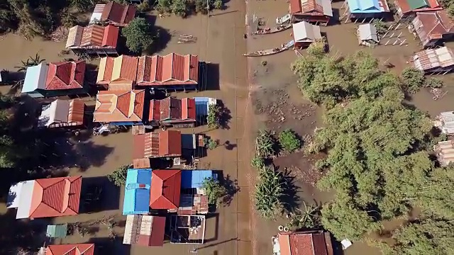 从空中俯瞰被洪水淹没的街道穿过一个乡村视频素材