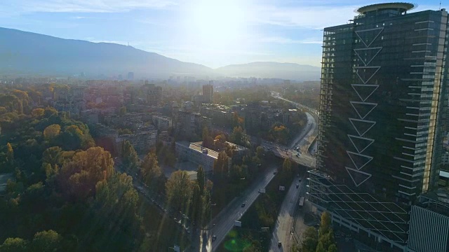 公司拍摄的一架无人机飞向太阳视频下载
