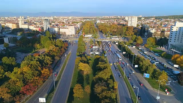 无人机侧飞市区交通全景照片视频下载