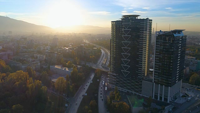 令人惊叹的公司无人机延时拍摄的城市交通在夕阳下视频下载
