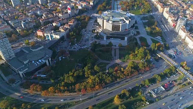 静态无人机做了一个揭示运动显示大城市在日落附近的广泛镜头视频下载