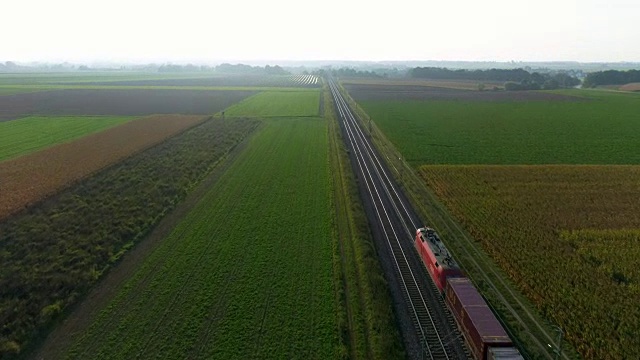 下午一列货运火车穿过乡村视频素材