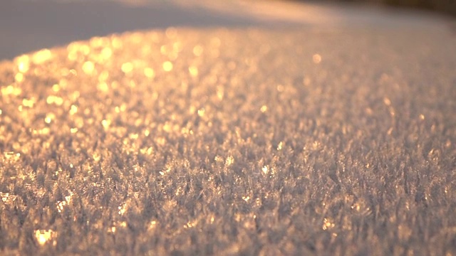 雪花水晶图案在冬日清晨的晨光中闪闪发光视频下载