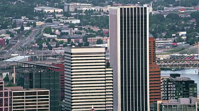 位于俄勒冈州波特兰市中心的航空富国银行中心和PacWest中心视频素材