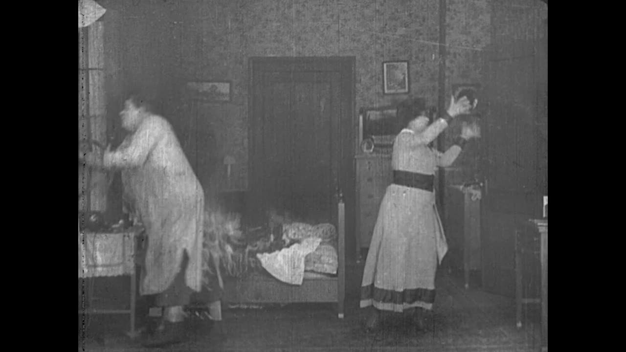1917年，一名男子(阿巴克尔胖子)在灭火时无法控制水管，结果把房子里的每个人都淹了视频下载