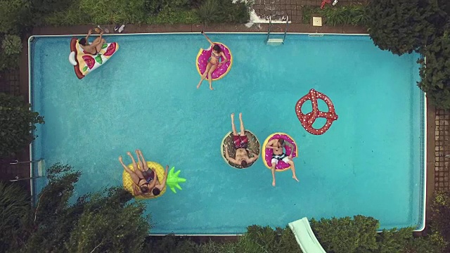 青少年跳水池派对户外夏季烧烤视频下载