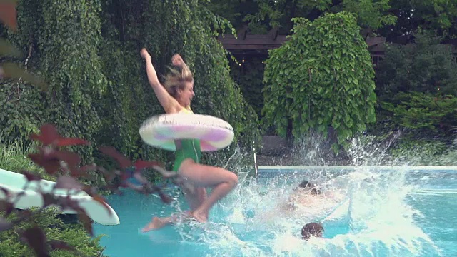 青少年跳水池派对户外夏季烧烤视频素材