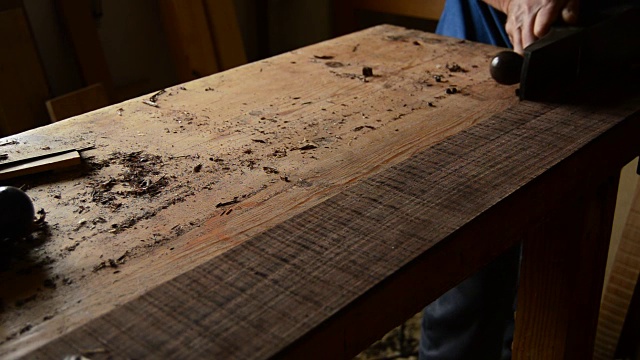琴师在工作场所用刨床打磨木材，制造出新的吉他视频下载
