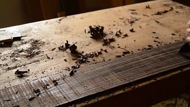 琴匠用刨床把木头打磨成一种新的乐器视频下载