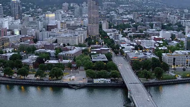 航拍波特兰市中心和日落时威拉米特河上的桥视频素材