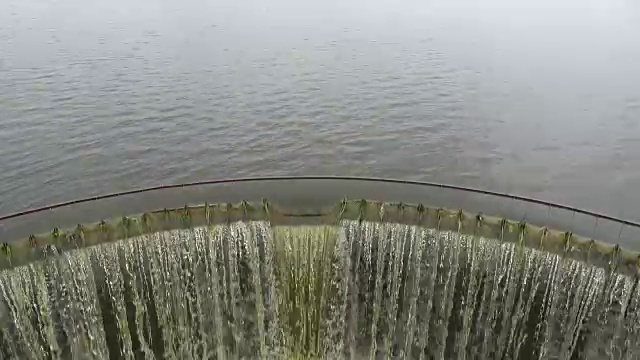 雨后老水坝施工中的水视频素材