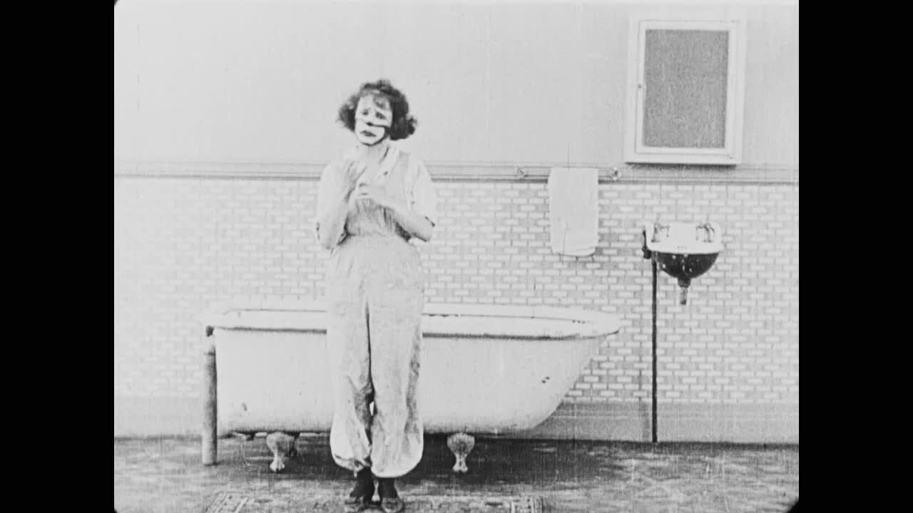 1920年，勇敢者和运动员莫莉像一个小丑，试图从她的脸上除去油视频下载