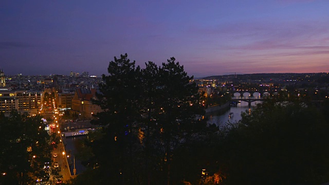 蓝色时光的布拉格和它的桥梁视频素材