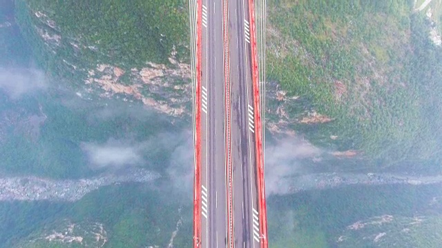 令人惊叹的北盘江大桥连接之间的山，最高的桥，g惠州，中国，空中俯瞰视频下载