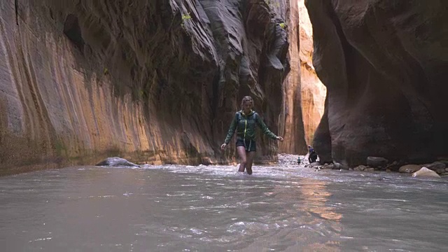 4K超高清:年轻女子走过峡谷视频素材