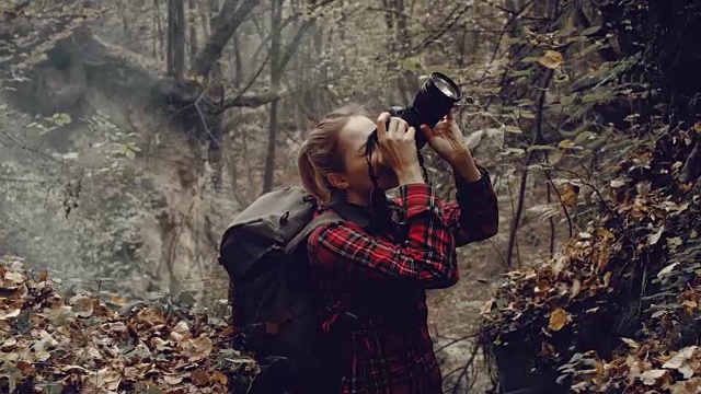 妇女拍摄荒野地区。秋天的风景视频素材