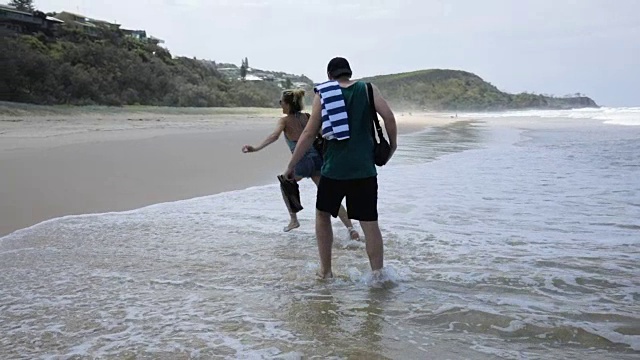 一对年轻夫妇在日出海滩视频下载