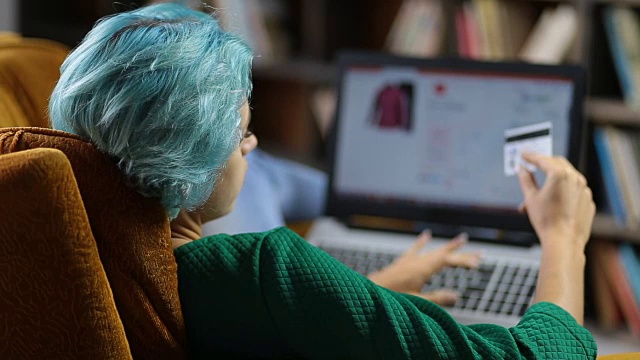 可爱的女性顾客用笔记本电脑在网上购物视频素材