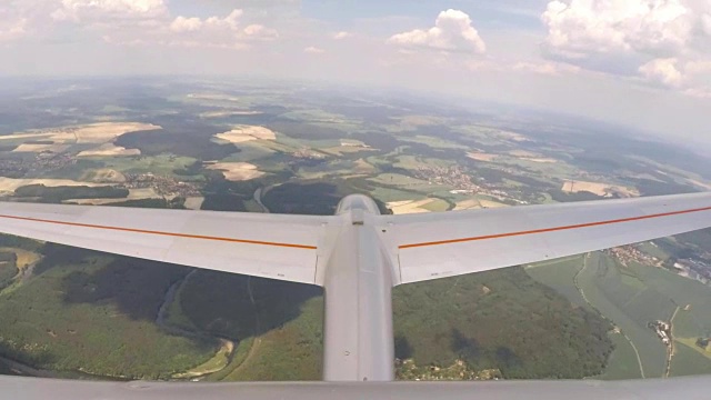 滑翔机在云层下翱翔。视频下载