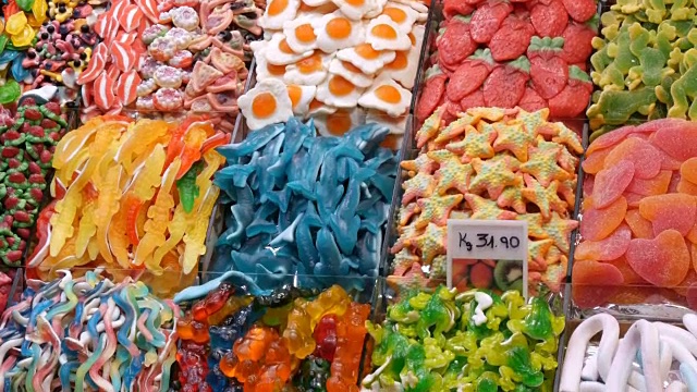 西班牙食品市场的大柜台上有各种各样的糖果。甜糖果果冻糖果棒棒糖混合零食糖视频素材