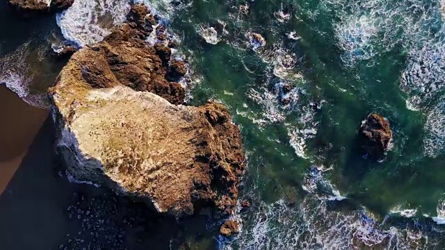 从上到下俯瞰俄勒冈海岸线视频素材