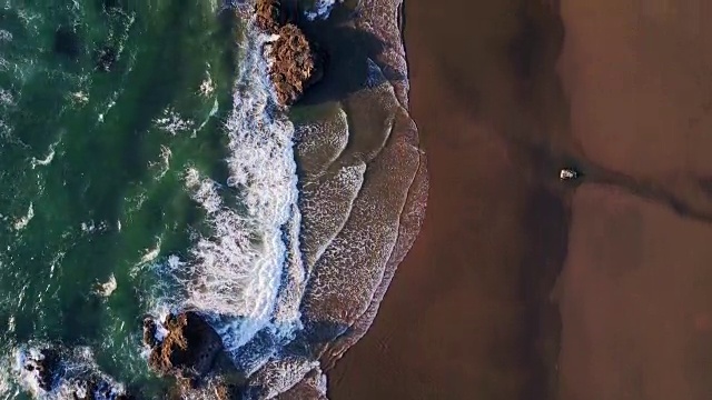 从上到下俯瞰俄勒冈海岸线视频下载